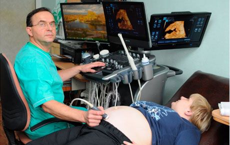 Pôrodník-gynekológ, ultrazvukové diagnostiky najvyššej kategórie lekár Yury Yavorsky Tsezarevich, lekár so skúsenosťami z '32