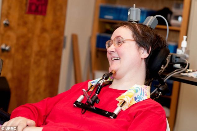Paralyzovaná žena kontroluje umelú ruku s pomocou myšlienky